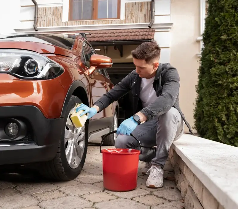 Lavage auto à domicile Pommerieux : professionnel intervenant sur un véhicule